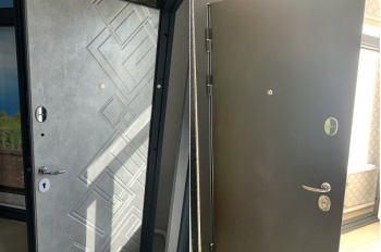 Дверь входная "Квадро",960*2050*70мм,левая,металл - "Шелк черный",МДФ "Бетон бежевый 165"